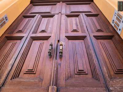Non ci resta quindi che accedere al suo interno, attraversando il grande portone in legno